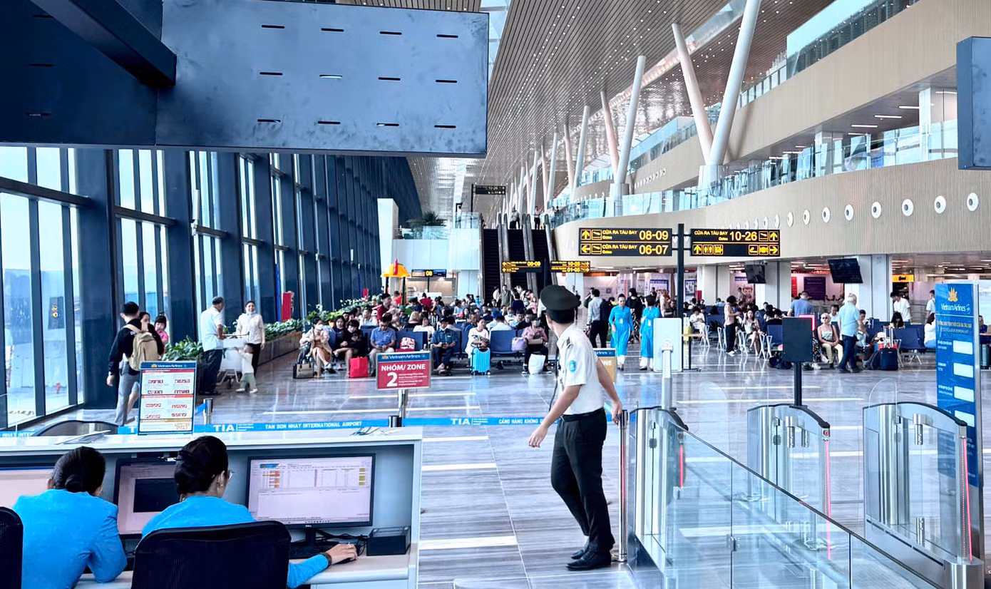 Các hãng hàng không tăng cường chuyến bay vào khung giờ đêm do thiếu máy bay. Ảnh: Trọng Tài.