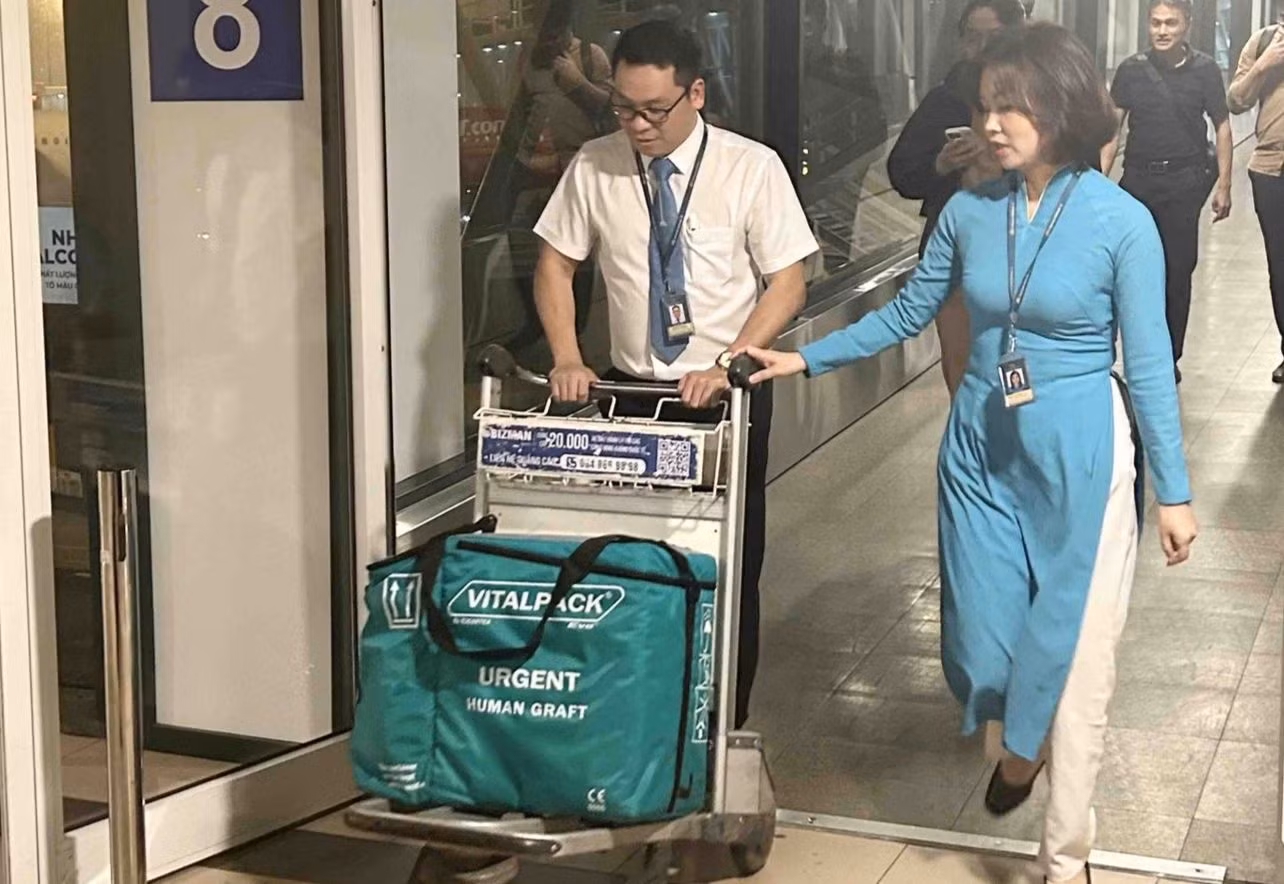 Nhân viên mặt đất hỗ trợ vận chuyển mô tạng lên, xuống máy bay kịp thời. Ảnh: VNA.
