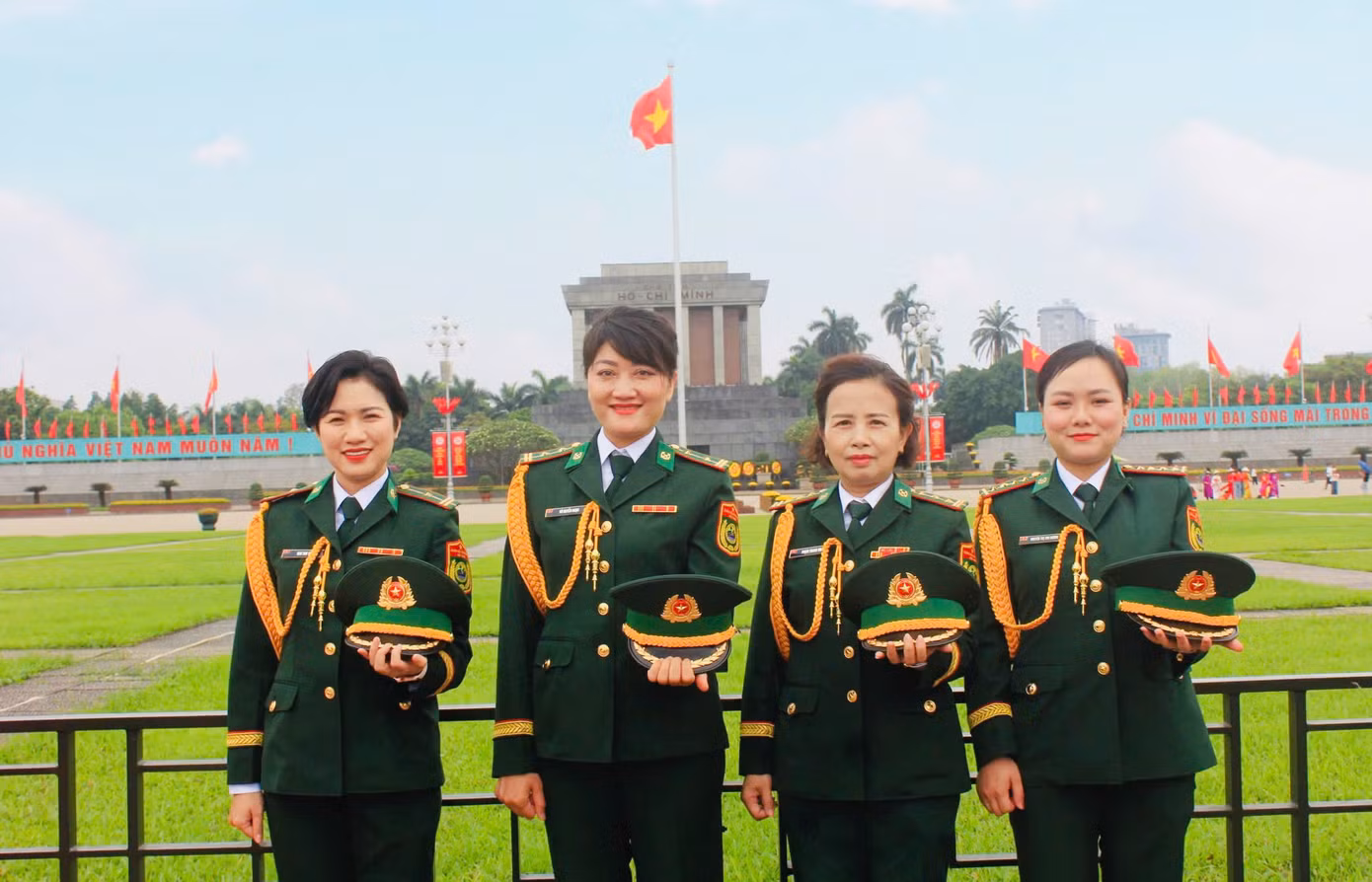 "Tinh thần yêu nước của người Việt thật đáng ngưỡng mộ. Tôi đã bắt gặp rất nhiều gia đình đưa em bé mới vài tháng tuổi đến Lăng Chủ tịch Hồ Chí Minh chụp ảnh kỷ niệm, những người phụ nữ mang quân phục với đầy huân và huy chương ở Quảng trường Ba Đình... điều mà tôi chưa từng chứng kiến ở bất cứ nơi đâu", Richard nói.