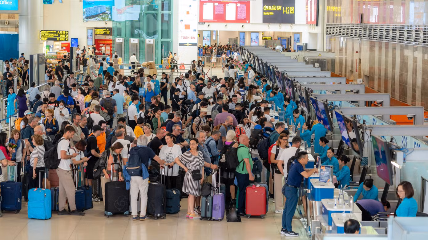 Trong dịp đại lễ 30/4, các đường bay đi/đến TPHCM chiếm tỉ lệ lớn nhất với gần 5.100 chuyến bay, trung bình 462 chuyến/ngày. Riêng trục Hà Nội - TPHCM dự kiến có 1.261 chuyến, tăng 16% so với năm 2024, với tổng cộng 305.000 ghế được cung ứng. Ảnh: NIA.