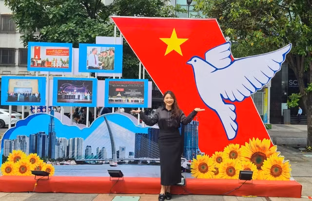 Chị Phạm Thị Nguyệt cho biết tham gia các hoạt động kỷ niệm 50 năm Ngày Giải phóng miền Nam, thống nhất đất nước, chị càng thêm tự hào và thêm yêu Tổ quốc.