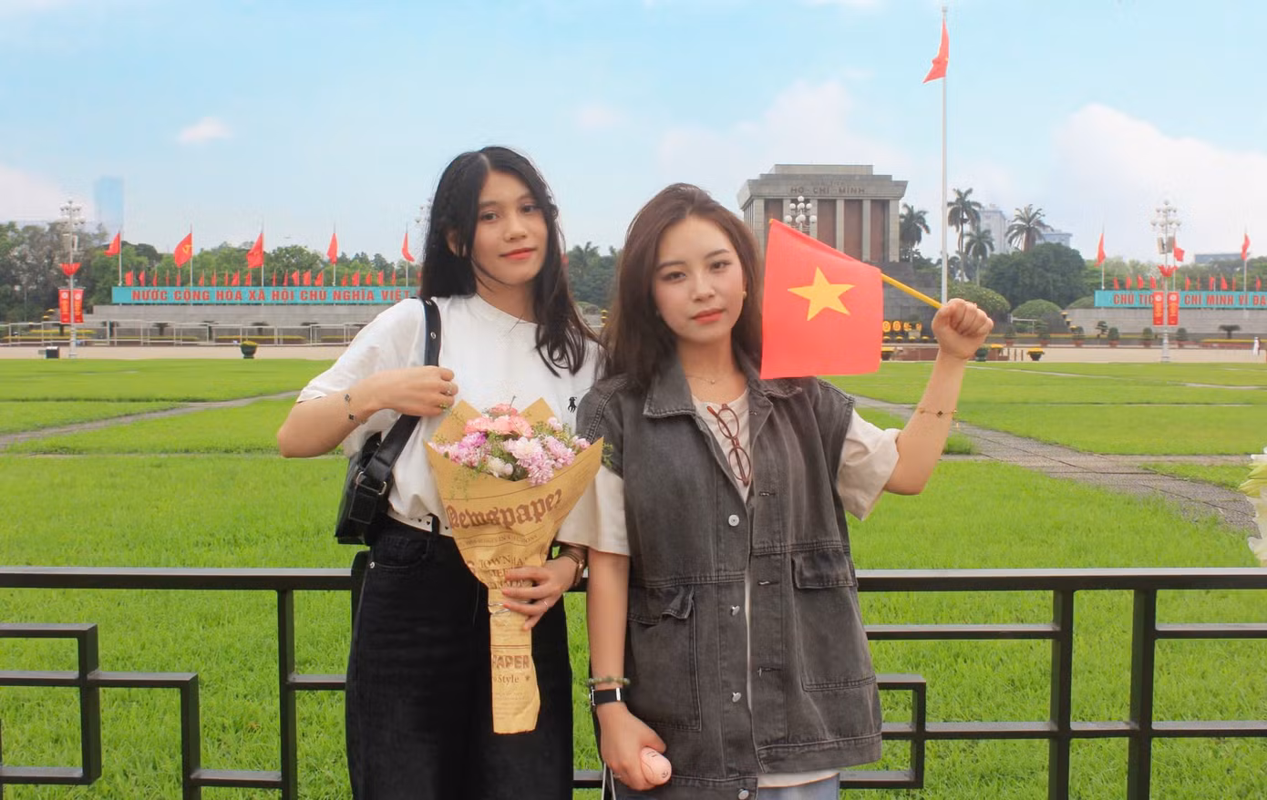 Trong hình là Quỳnh và Thu Nguyệt (cùng 23 tuổi, Phú Thọ) đang chụp ảnh khoe với bạn bè.