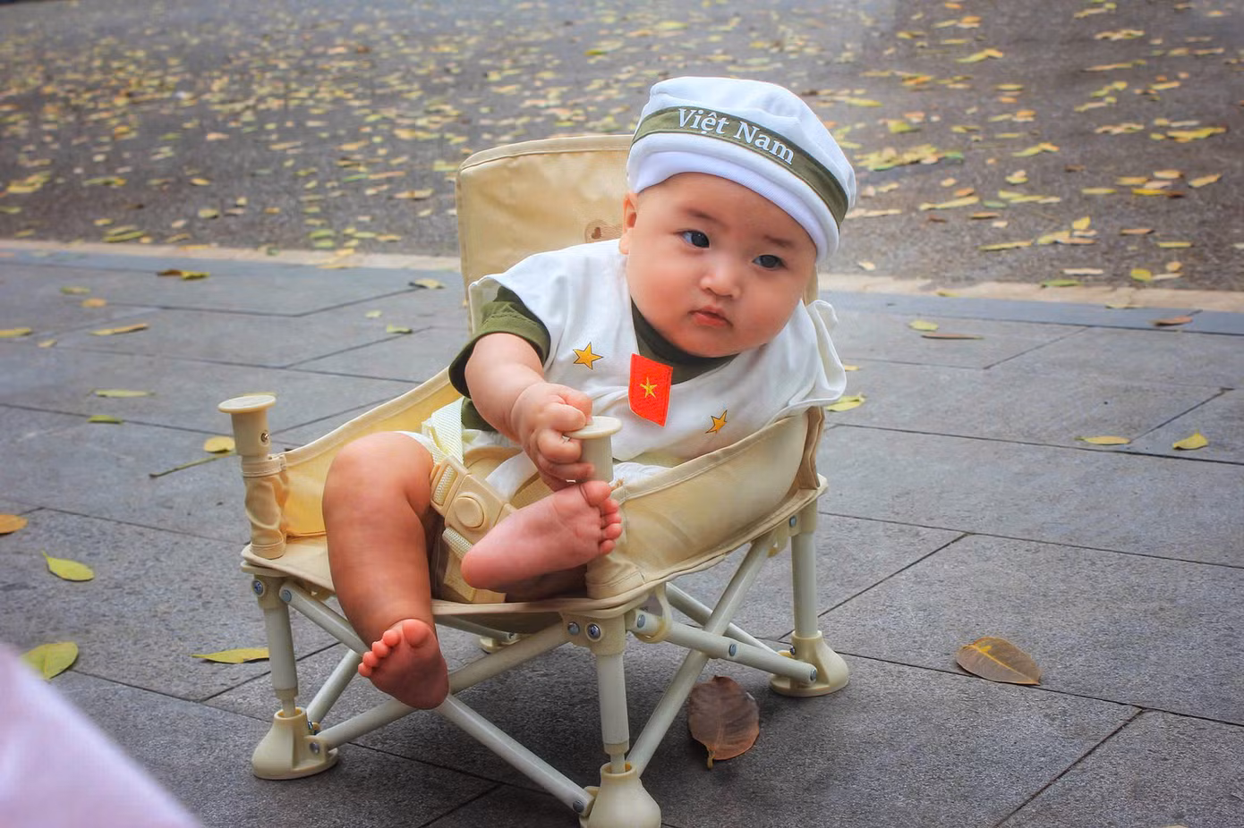 Gia đình chị Thanh Trúc (28 tuổi, Bắc Giang) đưa con trai là bé Minh Đăng (5 tháng tuổi) cùng bé Minh Châu (2 tuổi) ra Hà Nội để chụp ảnh kỷ niệm vào dịp nghỉ lễ 30/4 - 1/5.