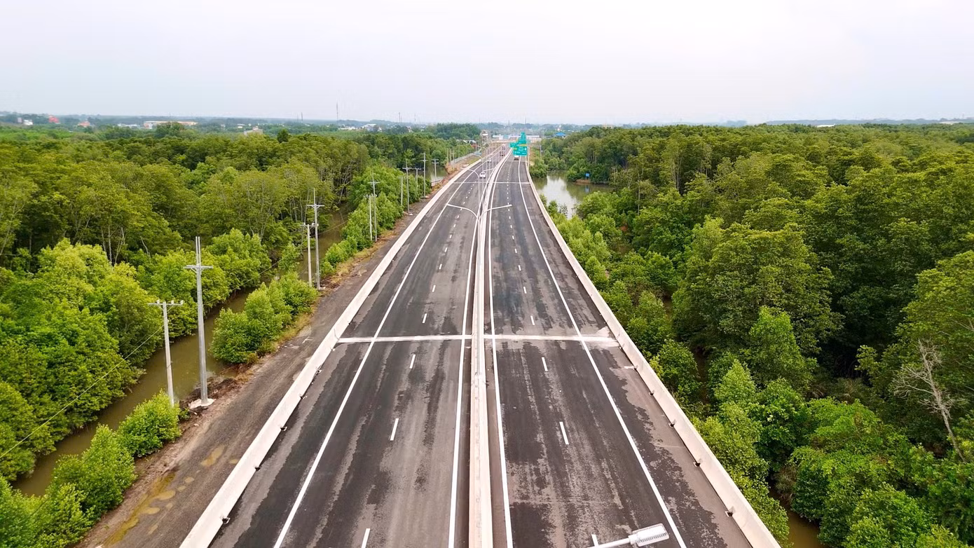 Đoạn Km0+700 - Km21+850 và đoạn Km50+530 - Km57+581 thuộc dự án cao tốc Bến Lức - Long Thành sẽ được khai thác tạm từ 18h hôm nay (28/4). Ảnh: Trọng Tài.