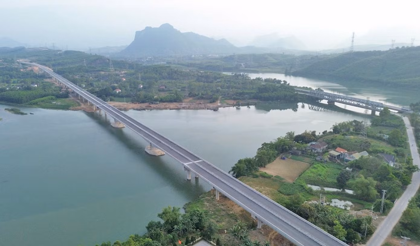 Phương tiện giao thông sẽ chính thức được lưu thông trên cao tốc đoạn Bùng - Vạn Ninh từ ngày 28/4. Ảnh: Báo Giao thông.