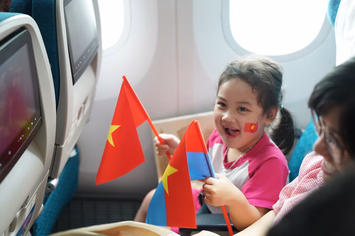 Không chỉ gia đình chị Quỳnh, nhiều hành khách trên chuyến bay cũng cảm nhận được không khí rộn ràng của ngày đại lễ. Ảnh: VNA.