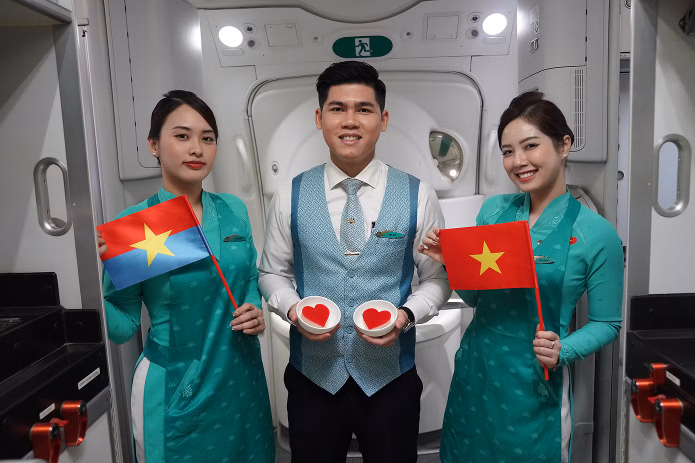 Trên chuyến bay đặc biệt VN209 ngày thống nhất đất nước, Vietnam Airlines phục vụ hành khách món bánh ngọt hình trái tim. Món bánh ngọt có ý nghĩa thay lời tri ân hành khách và thể hiện niềm tự hào dân tộc của hãng. Ảnh: VNA.