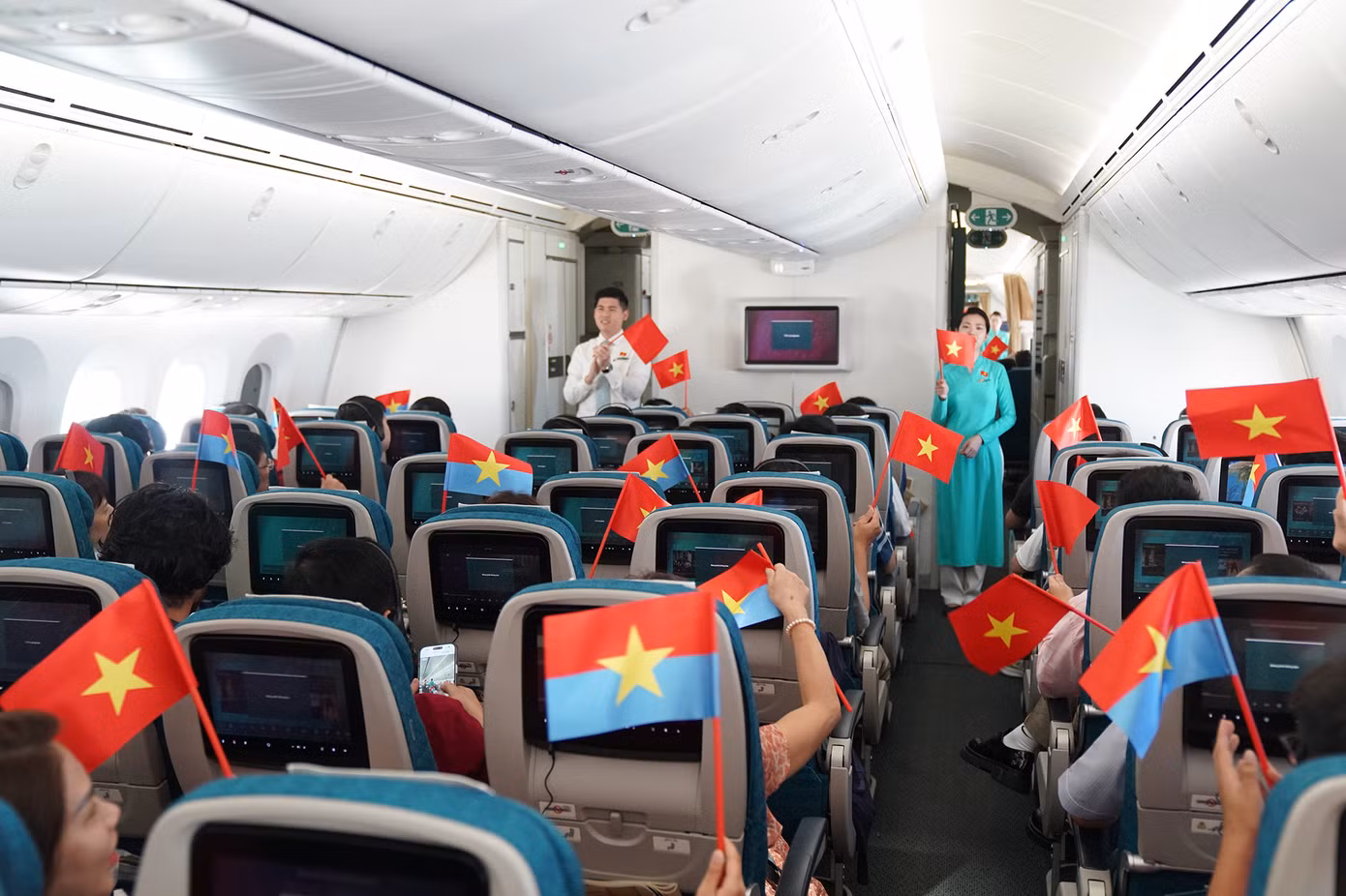 Cờ đỏ sao vàng tung bay rợp khoang cabin, mang theo niềm tự hào và khí thế hào hùng trong chuyến bay đặc biệt ngày 30/4 của Vietnam Airlines. Ảnh: VNA.