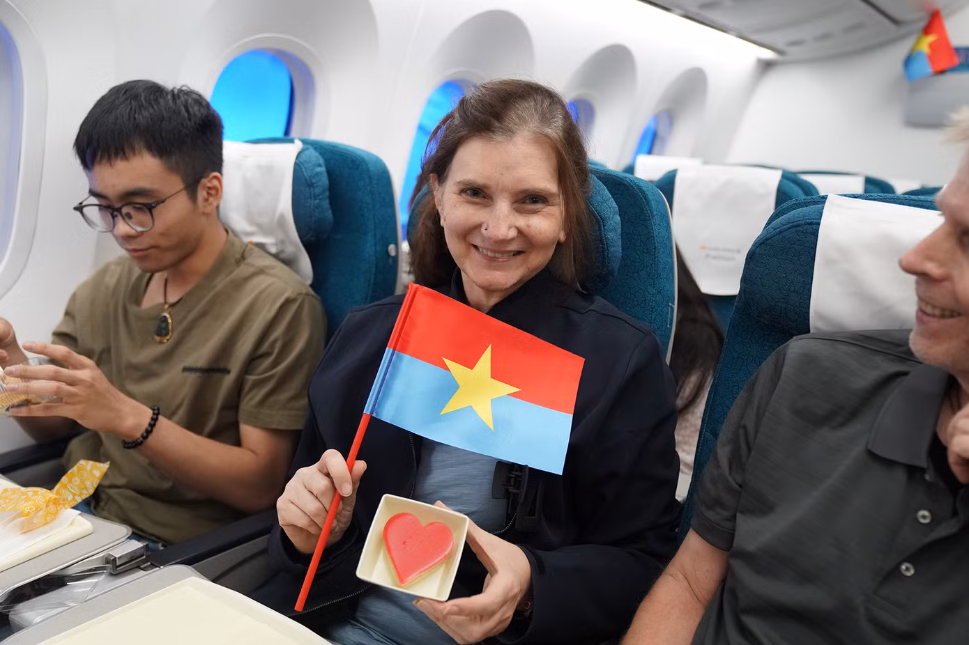 Không chỉ gia đình chị Quỳnh, nhiều hành khách trên chuyến bay cũng cảm nhận được không khí rộn ràng của ngày đại lễ. Ảnh: VNA.