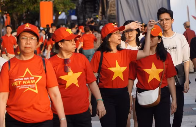 Người dân chọn mặc áo cờ đỏ sao vàng khi đến Phố đi bộ Nguyễn Huệ.