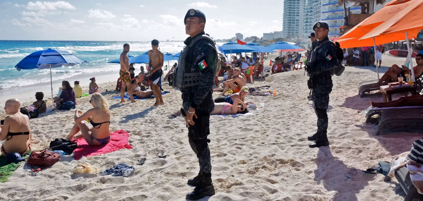 Cảnh sát liên bang Mexico tuần tra một bãi biển ở Cancun hồi năm 2017 - một ngày sau vụ xả súng của băng đảng ma túy khiến ba du khách thiệt mạng. Ảnh: Getty.