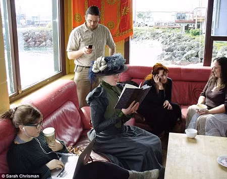 Cô Sarah Chrisman, 33 tuổi, luôn ăn vận theo phong cách thời trang thế kỷ 19. Cô Sarah Chrisman, 33 tuổi, luôn ăn vận theo phong cách thời trang thế kỷ 19