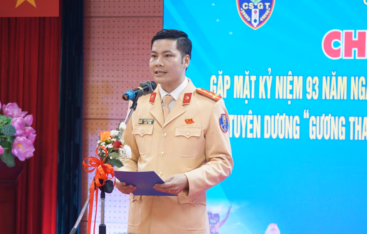 Đại úy Đoàn Tiến Mạnh - Bí thư Đoàn Thanh niên Cục CSGT, đọc diễn văn Kỷ niệm 93 năm Ngày thành lập Đoàn TNCS Hồ Chí Minh.