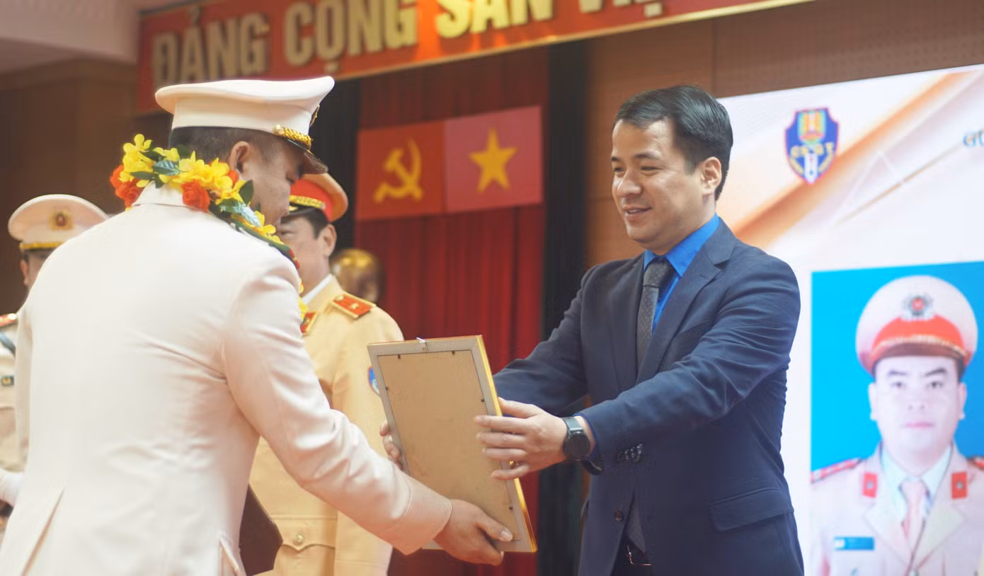 Anh Ngô Văn Cương và Thiếu tướng Lê Xuân Đức trao biểu trưng và chứng nhận cho "Gương thanh niên Cảnh sát giao thông tiêu biểu".