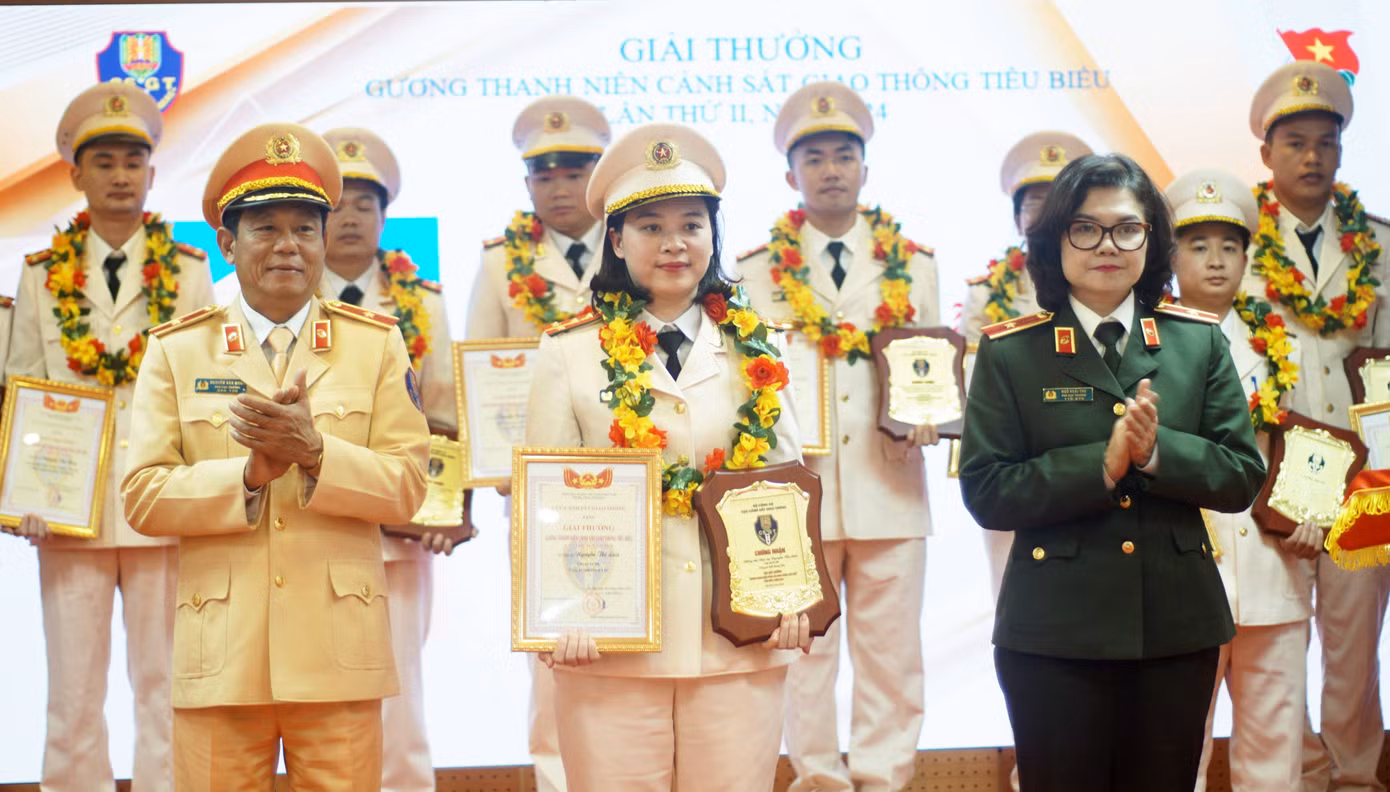 Thiếu tướng Nguyễn Văn Mừng và Thiếu tướng Ngô Hoài Thu trao biểu trưng và chứng nhận cho "Gương thanh niên Cảnh sát giao thông tiêu biểu".
