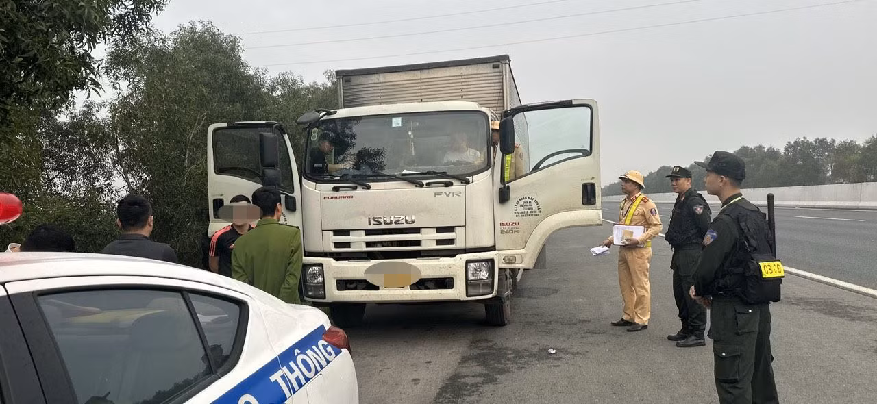 Lực lượng chức năng làm nhiệm vụ trên tuyến cao tốc.