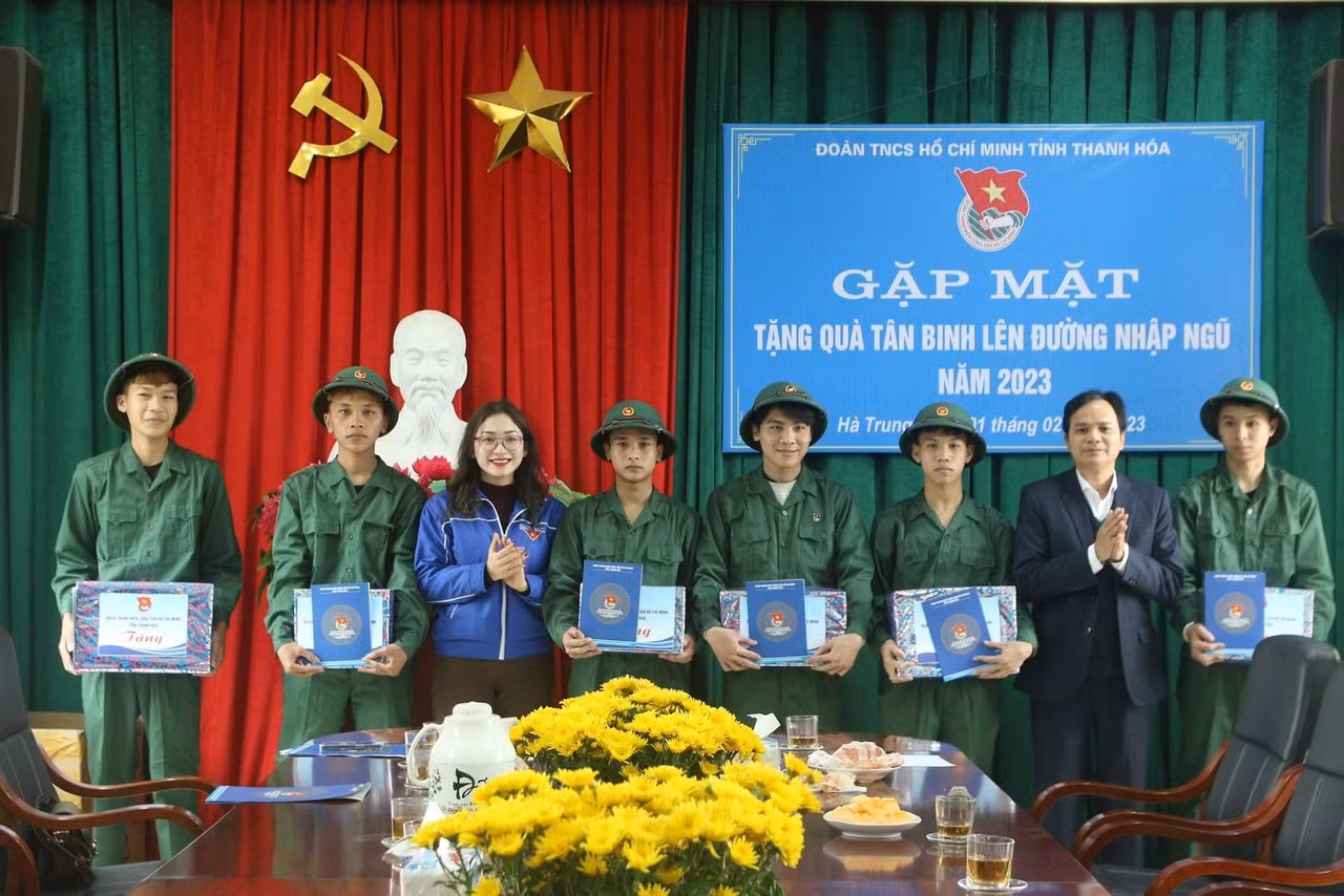 Chị Phùng Tố Linh, Phó Bí thư Tỉnh Đoàn Thanh Hoá cùng lãnh đạo huyện Hà Trung thăm, tặng 11 suất quà cho tân binh tại huyện Hà Trung trước khi lên đường nhập ngũ.