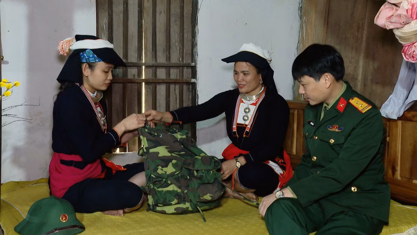 Bố mẹ của Bàn Thị Thanh Bình cùng con gái chuẩn bị hành trang trước khi lên đường nhập ngũ