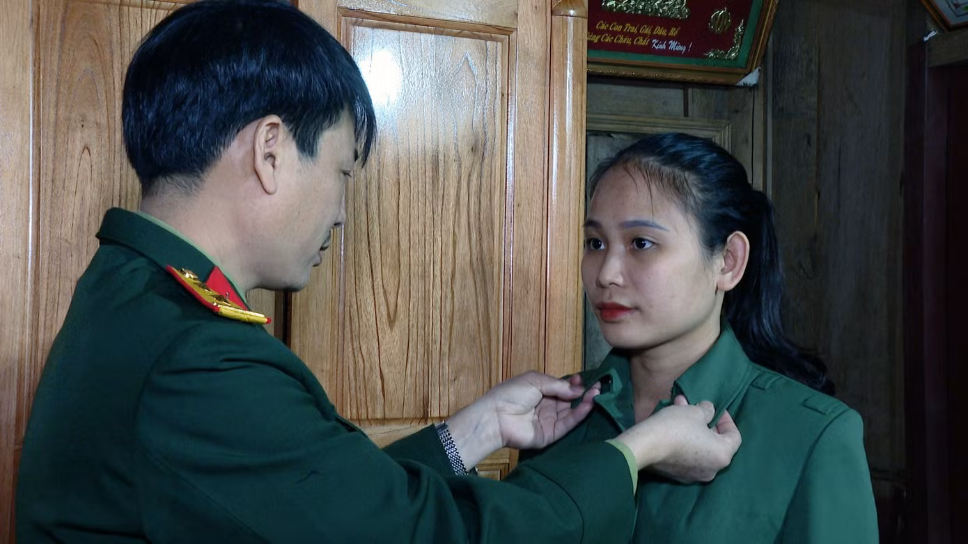 Trung tá Bàn Văn Hùng động viên, hướng dẫn con gái trước khi con gái nhập ngũ.