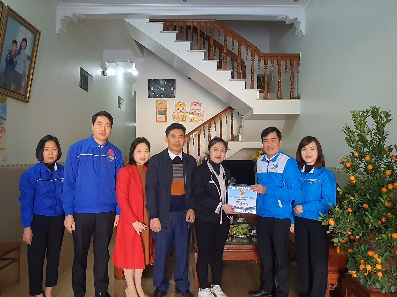 Bí thư Tỉnh Đoàn Thanh Hoá Lê Văn Châu thăm, động viên, tặng quà 2 nữ tân binh năm 2023 của Thanh Hoá chuẩn bị lên đường nhập ngũ.