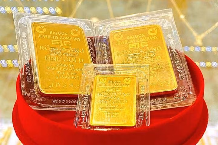 Doanh nghiệp vàng đồng loạt tăng giá mua vào, giảm giá bán ra vàng miếng SJC (ảnh minh họa).