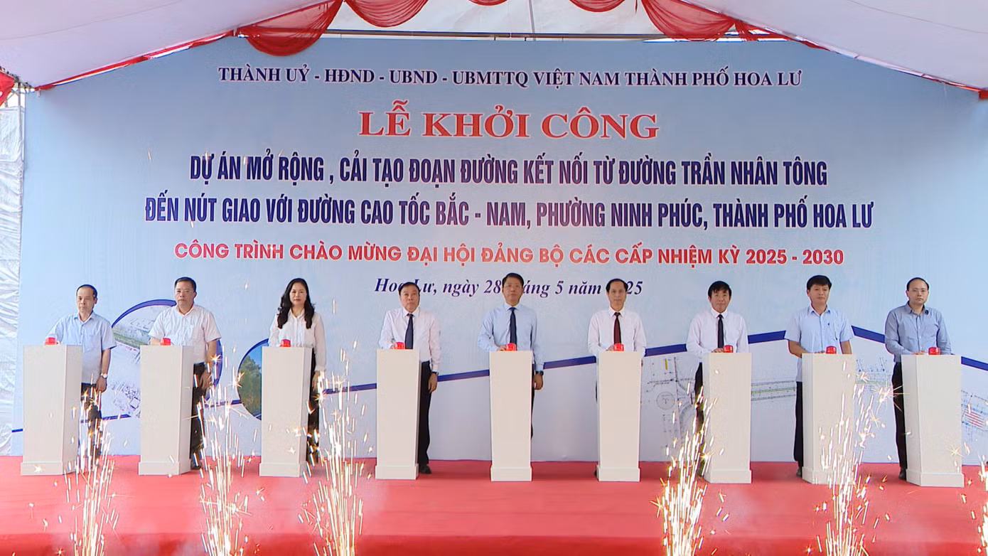 Các đại biểu tại lễ khởi công.