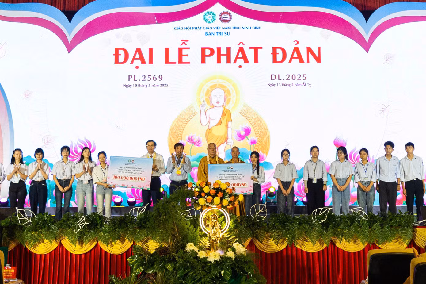 Cư sĩ Nguyễn Văn Trường trao quà cho 200 em học sinh có hoàn cảnh khó khăn. Ảnh: Phú Nguyễn.