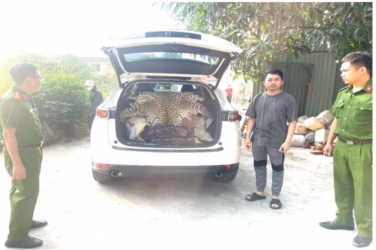 Đối tượng cùng tang vật vụ án.