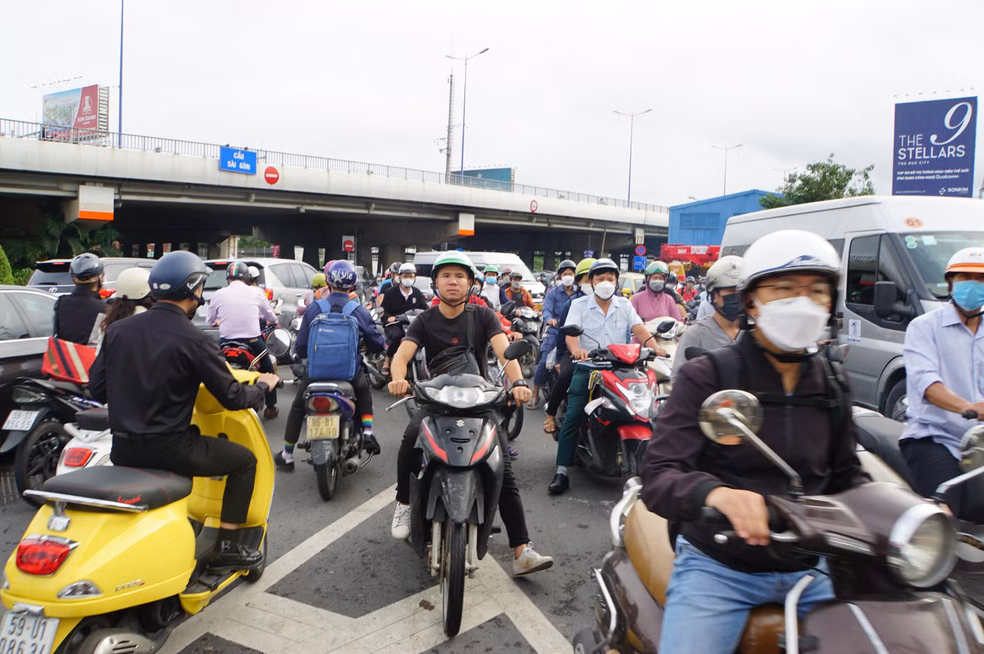 Trước đó, khi cơ quan chức năng cấm xe lưu thông lên cầu vượt Nguyễn Hữu Cảnh từ tối 29/9, khu vực cửa ngõ phía Đông vào TP HCM thường xuyên ùn tắc trong giờ cao điểm.