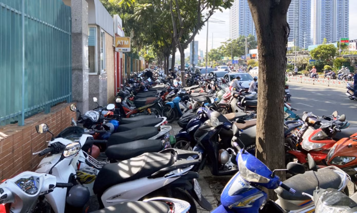 Bãi giữ xe tại bệnh viện đa khoa Bưu Điện chiếm dụng toàn bộ vỉa hè đường Thành Thái (quận 10)