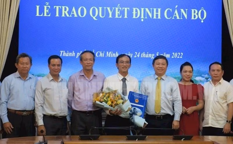 Ông Nguyễn Quốc Bình (thứ 4 từ trái sang) trong buổi lễ bổ nhiệm cán bộ. Ảnh: Thành uỷ TPHCM