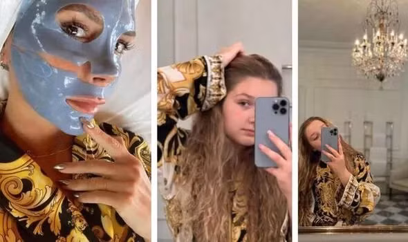 Harper mặc áo choàng Versace như mẹ.