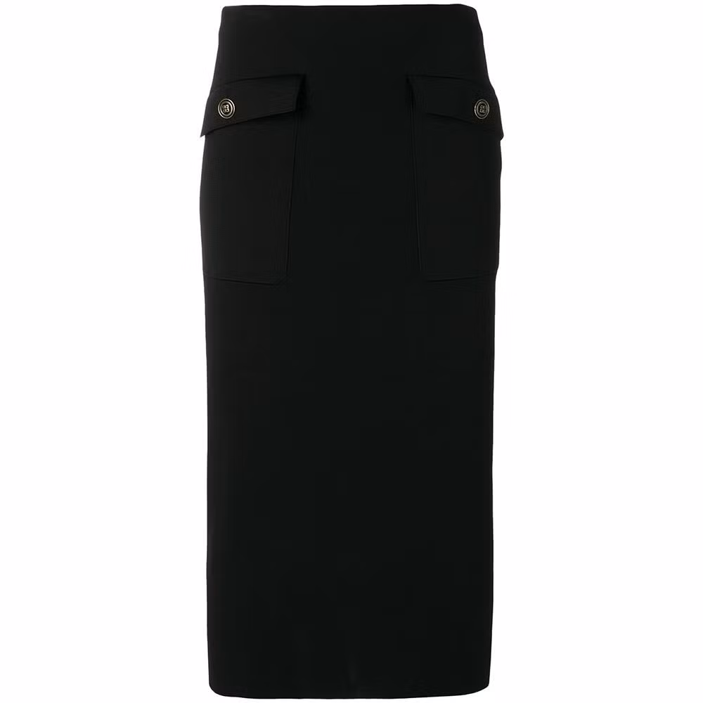 Dáng váy bút chì đen, lưng cao có đường xẻ nhẹ này là của Givenchy và Meghan đã mặc lại nhiều lần, có giá 1.590 USD (37,3 triệu đồng).