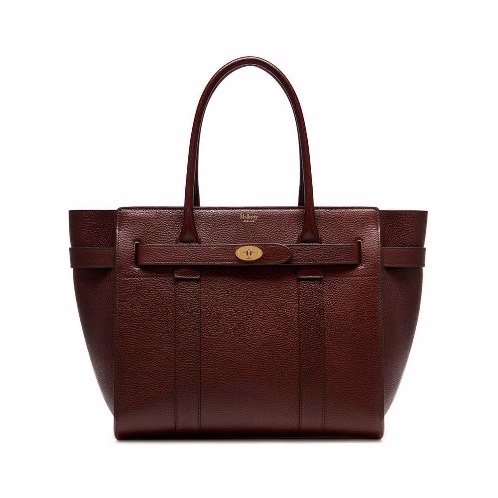 Mulberry Bayswater giá 1.300 USD có nhiều màu thời trang bắt mắt hơn, nhưng Meghan chọn màu nâu.
