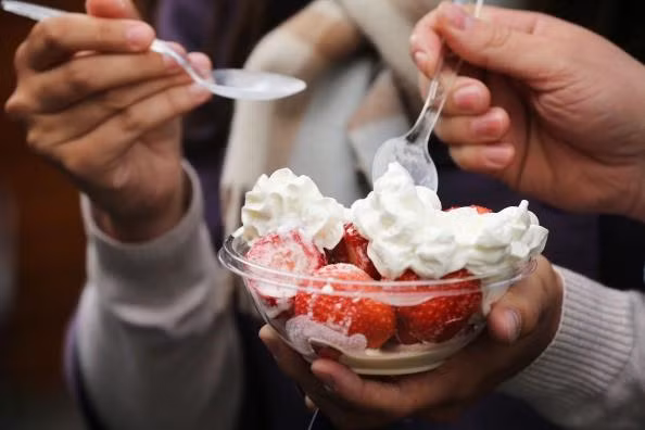 Dâu tây phủ kem là món ăn truyền thống hằng năm của Wimbledon.
