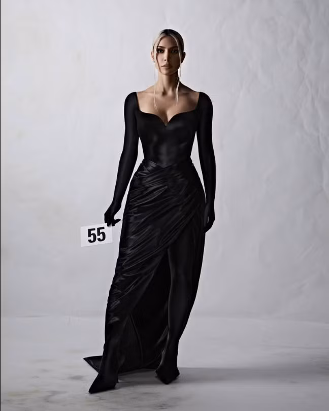 Thiết kế số 55 trong bộ sưu tập Haute Couture của Balenciaga do Kim đảm nhiệm.