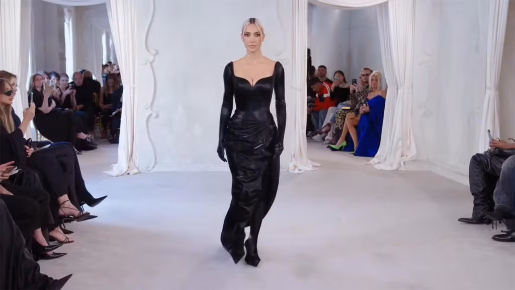 Kim bị chê là ánh mắt đờ đẫn như xác chết và dáng đi chán òm.