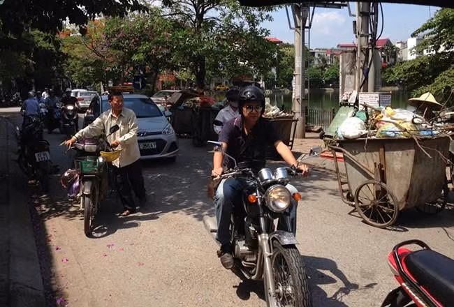 Rác thải tập kết bủa vây nhà dân ở Hà Nội ảnh 1