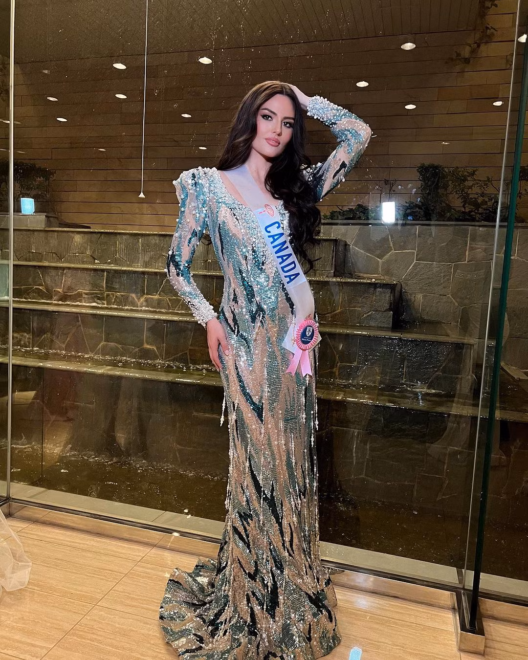 Trước đó, Melanie Renaud từng giành giải Á hậu 2 và giải phụ Người đẹp ăn ảnh tại Hoa hậu Hoàn vũ Canada 2023.
