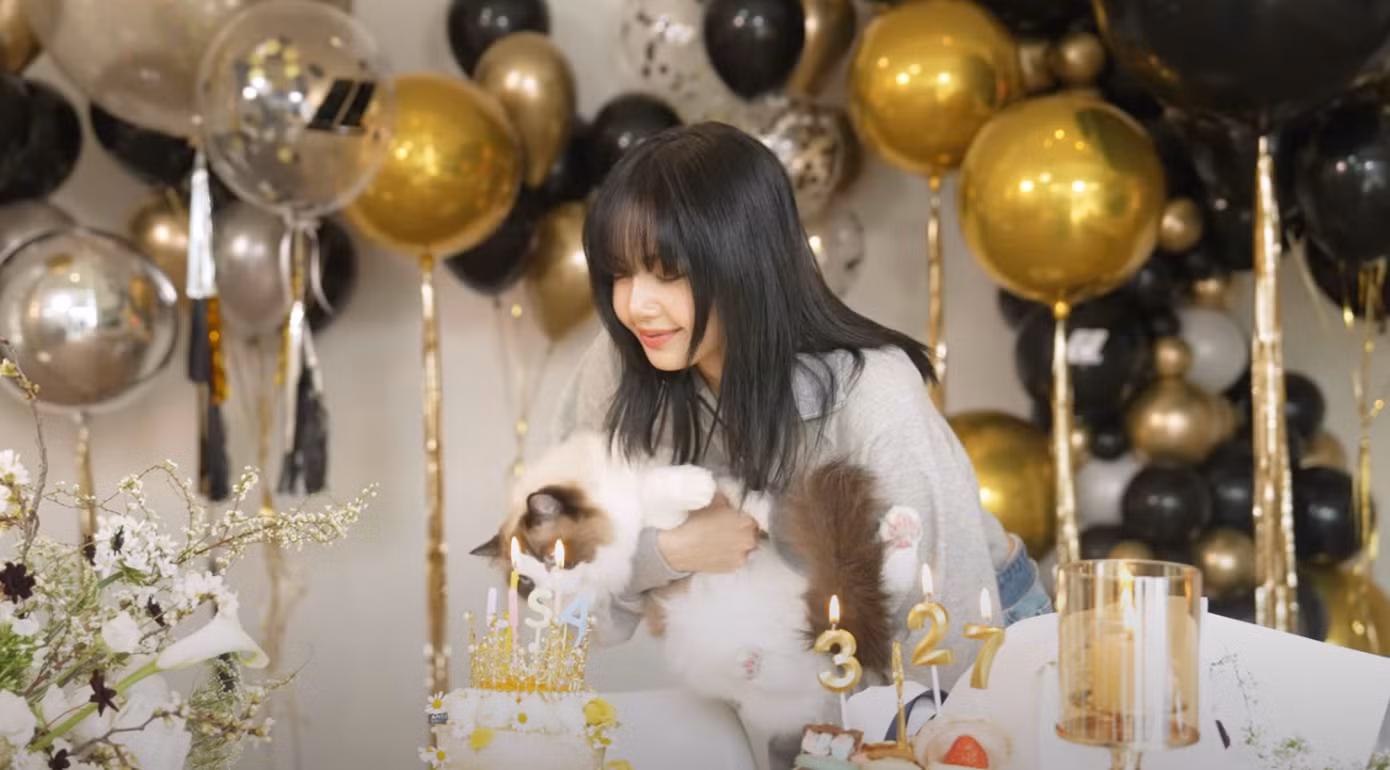 Lisa tổ chức sinh nhật tại nhà riêng với nhân viên và mèo cưng Lily.