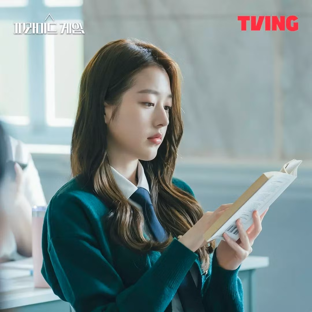 Cư dân mạng bình luận: "Cô ấy xinh quá", "Cô ấy quá hoàn hảo cho vai Baek Ha Rin. Ha Rin hãy tiếp tục đi theo con đường sa đọa như vậy đi", "Cô ấy không giống con gái út, thay vào đó toát ra khí chất đầy tham vọng của con gái trưởng trong gia đình giàu có", "Cô ấy xinh đẹp và thần thái thật điên rồ", "Biểu hiện của Jang Da Ah ở đây có vẻ hơi loạn thần. Tôi thích nó. Đôi mắt của cô ấy thực sự là một kẻ mất trí", "Jang Da Ah thực sự thể hiện rất tốt nhân vật Baek Ha Rin trong webtoon gốc. Khuôn mặt của cô ấy như nàng công chúa độc nhất vô nhị, nơi cả lòng tốt và cái ác tồn tại đồng thời"...