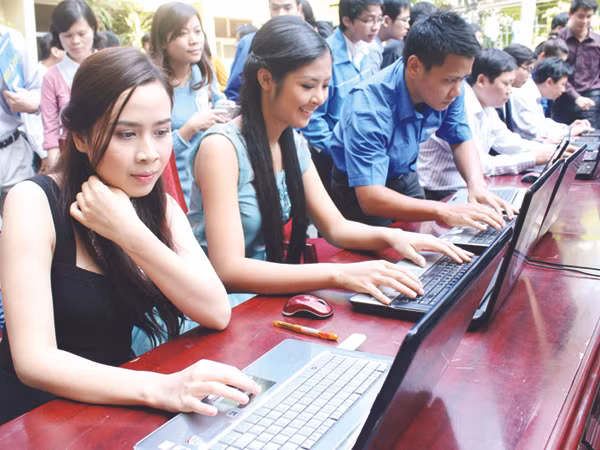 Ca sỹ Lưu Hương Giang (bên trái), Hoa hậu Ngọc Hân (giữa) cùng ĐVTN khối các cơ quan T.Ư Đoàn bầu chọn cho Vịnh Hạ Long. Ảnh: H.Y