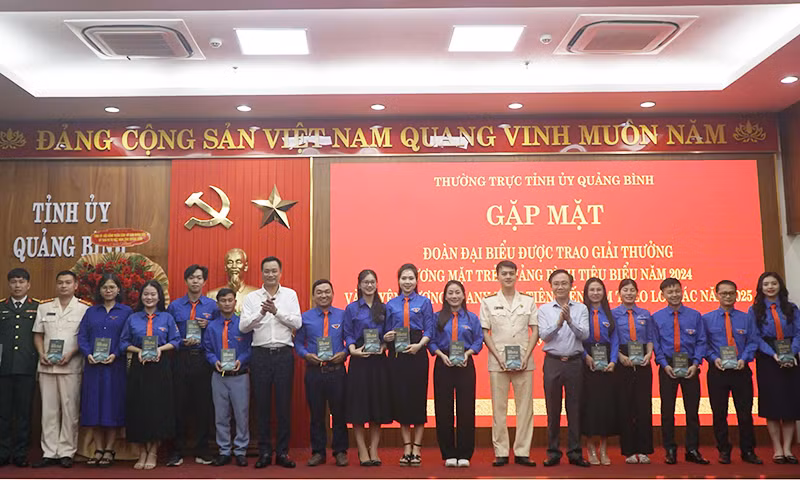 Bí thư Tỉnh ủy Quảng Bình tặng quà thanh niên tiên tiến làm theo lời Bác.