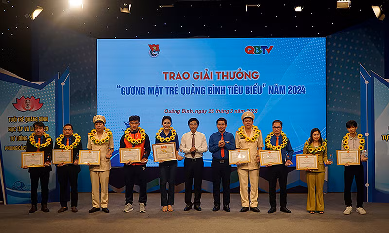 Trao giải thưởng "Gương mặt trẻ Quảng BÌnh tiêu biểu" năm 2024.