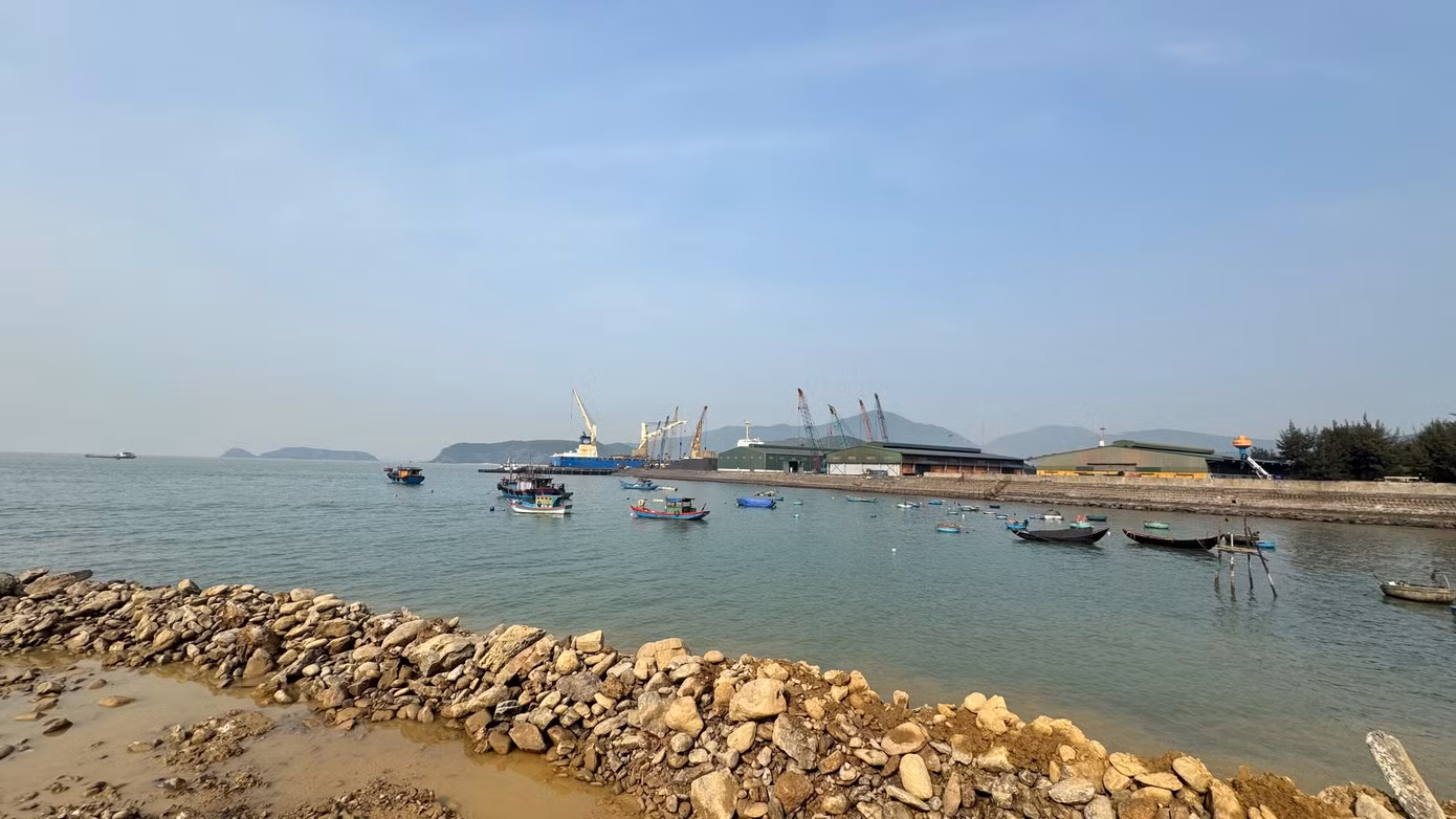 Vịnh Hòn La được đánh giá lý tưởng cho việc đầu tư cảng nước sâu vì kín gió.