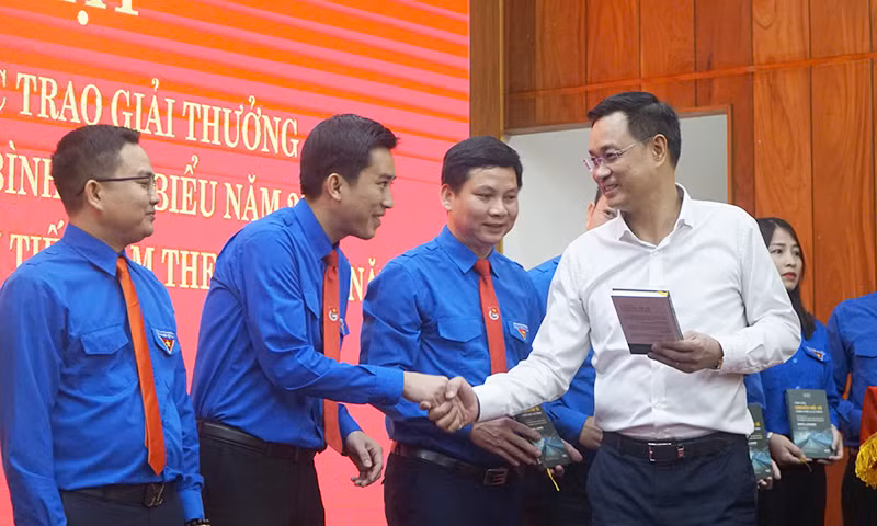Bí thư Tỉnh ủy Quảng Bình tặng quà Ban Thường vụ Tỉnh Đoàn Quảng Bình.