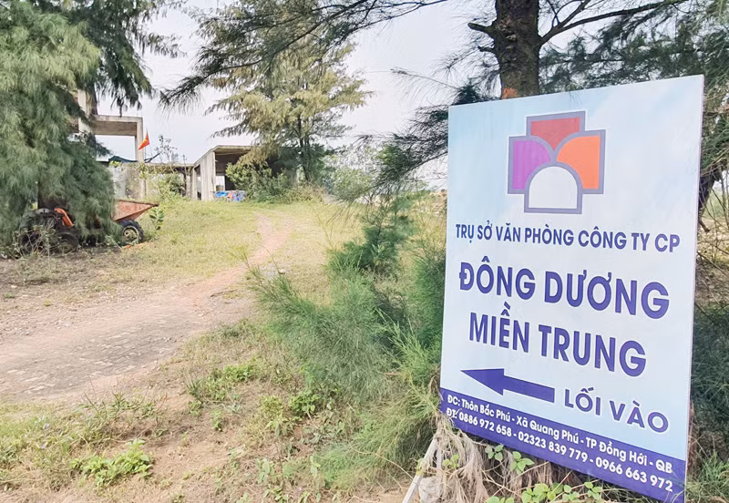 Bảng chỉ dẫn lối vào dự án của Công ty CP Đông Dương Miền Trung.