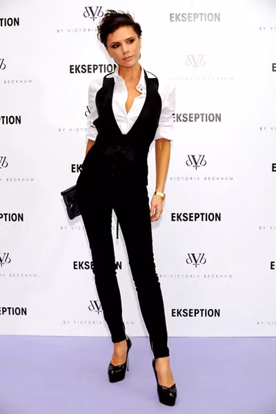 Victoria và David Beckham tại giải thưởng điện ảnh MTV 2003. Trông họ đẹp đôi và có thời trang rất ăn khớp với nhau. Victoria mặc váy tông màu sặc sỡ nhãn hiệu Roberto Cavalli vào tháng 10/2005 "Quý bà màu đỏ" tại Đêm hội thời trang AngloMania 2006 Victoria tham dự đám cưới của cặp đôi Tom Cruise và Katie Holmes năm 2006 với bộ đen ấn tượng cùng giày cao gót hiệu Christian Louboutin Victoria tại bữa tiệc của Vanity Fair vào tháng2/2007 Tháng 6/2007, Victoria gây sốc với gu ăn mặc táo bạo trên thảm đỏ. Victoria tại giải thưởng điện ảnh MTV 2007 Sự kết hợp rất sành điệu giữa trang phục và phụ kiện mà Victoria Beckham mang trên người Victoria trông rất mới mẻ vào cuối 2007 Victoria trong show thời trang củaVictoria's Secret năm 2007 Victoria và David Beckham tháng 5-2008 Năm 2008, Victoria ra mắt bộ sưu tập quần jeans tại London “Nữ hoàng trái tim” Victoria tại giải thưởng thời trang CFDA 2008 Victoria mặc váy đen trong bộ sưu tập của chính mình tại Tuần lễ thời trang Mercedes Benz 2008 Victoria tháng 10/2008 Victoria diện váy mềm hiệu Giorgio Armani tháng 2/2009 Victoria mặc váy đen sang trọng tại sự kiện Hollywood 2009 Victoria với phong cách năng động tại sân bay Victoria Beckham diện áo lông năm 2009 Victoria trông rất tao nhã và thanh lịch với chiếc váy trong bộ sưu tập 2010 của Elton John Victoria Beckham với phong cách quân đội tại sân bay vào tháng 11/2010