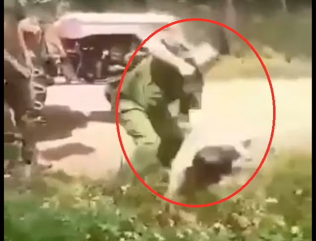 Cán bộ công an đánh nam thanh niên (ảnh cắt từ clip)