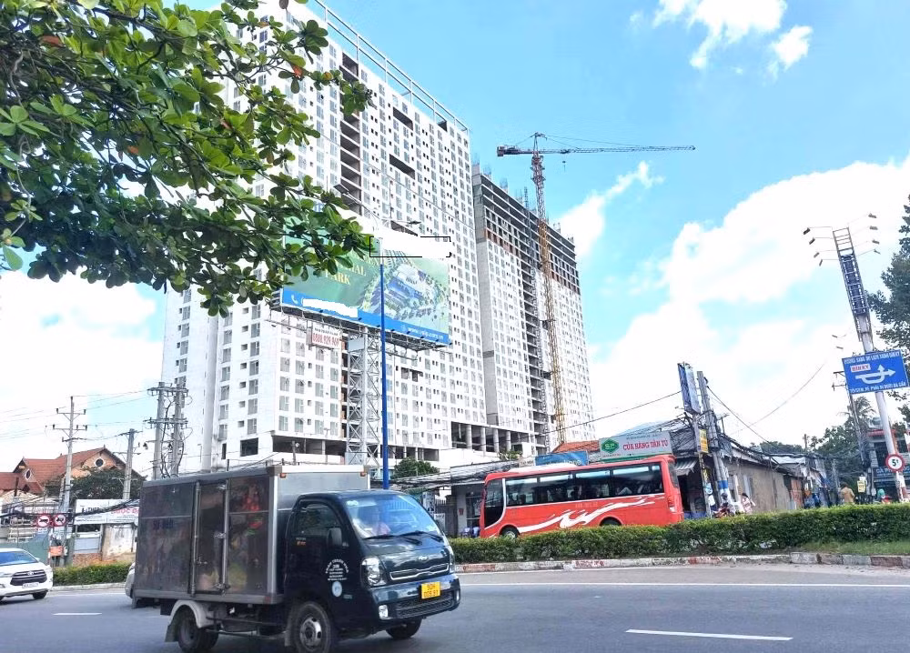 Dự án Khu nhà ở thương mại - dịch vụ Contentment Plaza còn gọi là dự án Roxana Plaza tọa lạc ngay cổng chào tỉnh Bình Dương (thuộc phường Vĩnh Phú, thành phố Thuận An).